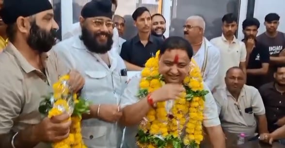 कानपुर: बिठूर नगर पंचायत उपचुनाव परिणाम, भाजपा की बंपर जीत, समरेंद्र सिंह राणा 2483 वोटों से जीते, मना जश्न