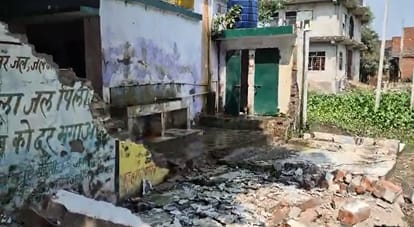 सरैया प्राथमिक विद्यालय की जर्जर दीवार गिरी