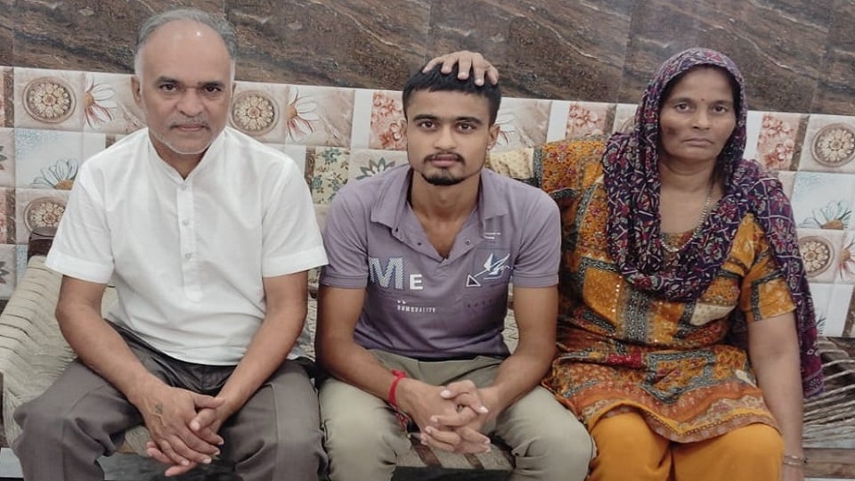 यूपी: बागपत के 50 युवाओं का यूपी पुलिस में चयन, दर्जी के बेटे सारंग ने हासिल की पहली रैंक; सच किया सपना