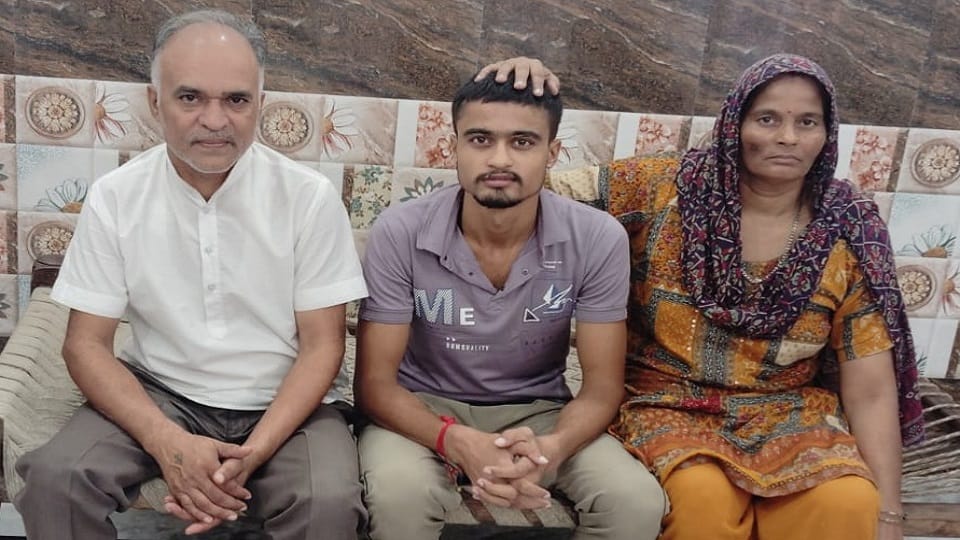 UP: 50 youths from Baghpat selected for UP Police; Sarang, the son of a tailor, secures the top rank