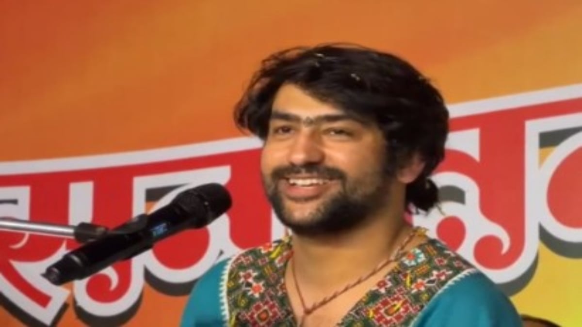 टीकमगढ़: दिव्य दरबार में बाबा बागेश्वर का विवादित बयान- बेटियां आईएएस-आईपीएस बनें, बुर्के वाली नहीं
