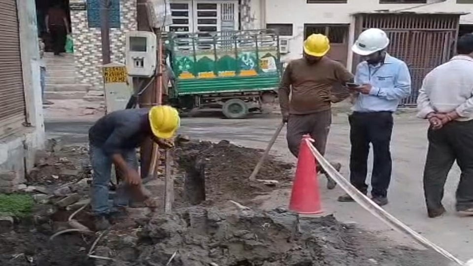 आगरा न्यूज: नाला खोदते ही आई आफत, चिंगारियों से फैली दहशत; सड़क पर बहने लगा गंगाजल