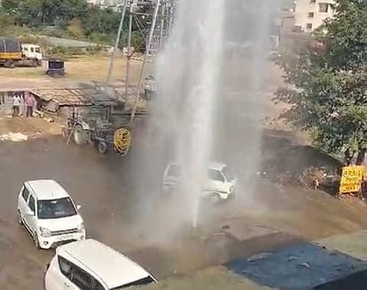 नर्मदा लाइन फूटी।
