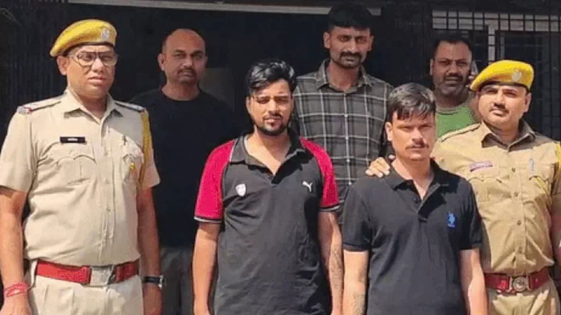 पुलिस की गिरफ्त में आरोपी