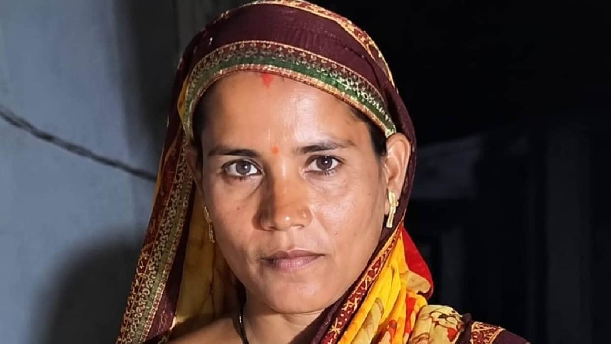 UP: Lucknow, a man strangled his wife to death with a rope while their children were away at a fair; he the