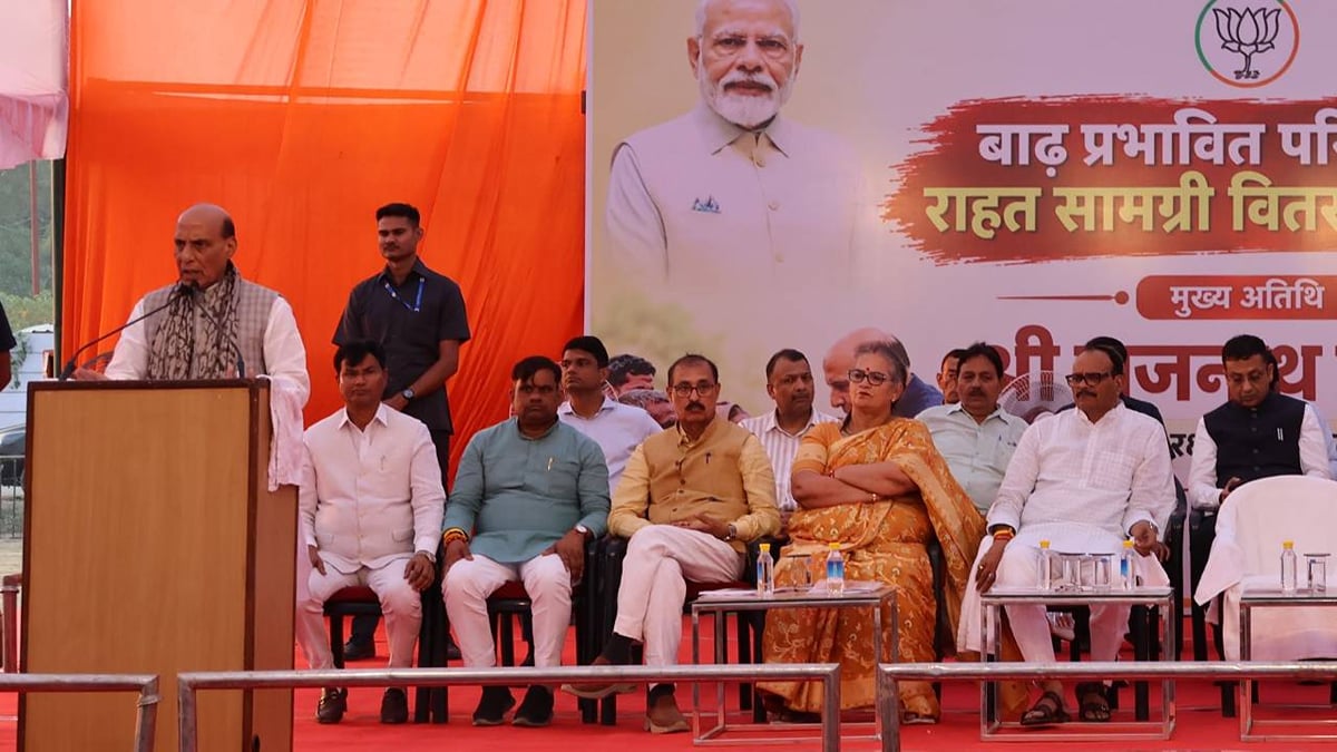 लखनऊ: रक्षामंत्री राजनाथ सिंह बोले- फैजुल्लागंज को बाढ़ से उबारने में धन की कमी नहीं आएगी