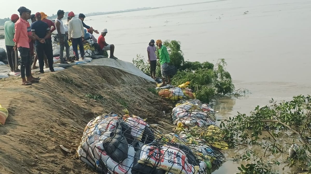 अपने हाथों आशियाना उजाड़ रहे: सरयू की कटान से तीन मकान नदी में समाए, 100 बीघे जमीन कटी; बढ़ी चिंता