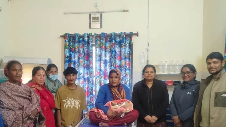Pregnant woman leaves hospital suddenly gives birth to a baby on footpath on Road