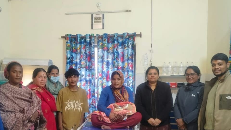 सड़क पर बच्चे को जन्म देने के बाद महिला को पहुंचाया अस्पताल