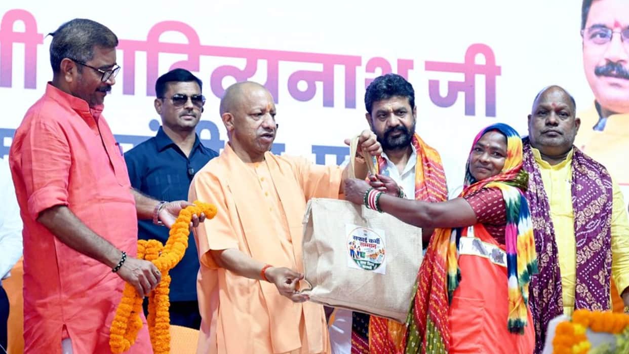 CM Yogi in Varanasi Participated in Swachhata Mitra felicitation ceremony