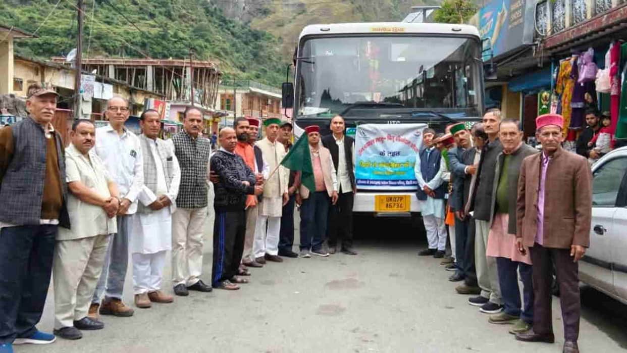 Tehri Garhwal 28 senior citizens from tehri set out on five day free pilgrimage to gangolihat