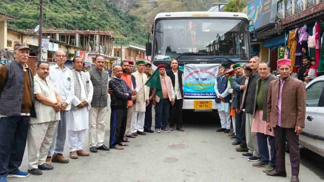 Tehri Garhwal 28 senior citizens from tehri set out on five day free pilgrimage to gangolihat