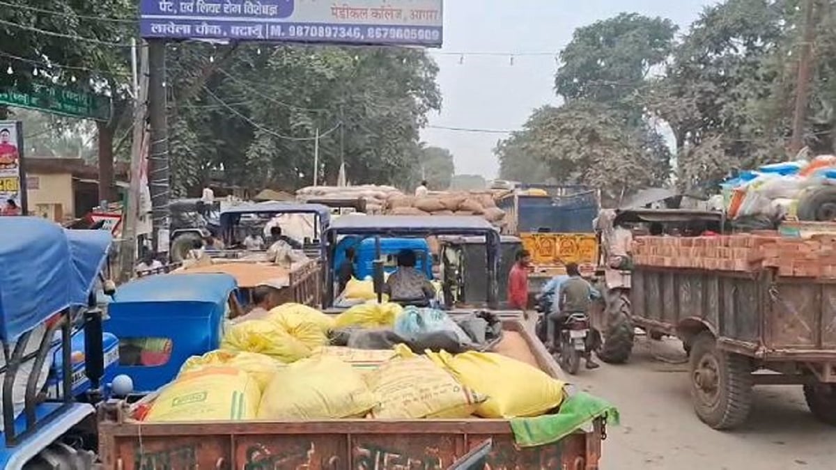 बदायूं: धान की आवक ने उझानी मंडी के सामने बरेली-मथुरा हाईवे पर जाम, पांच घंटे तक फंसे रहे वाहन