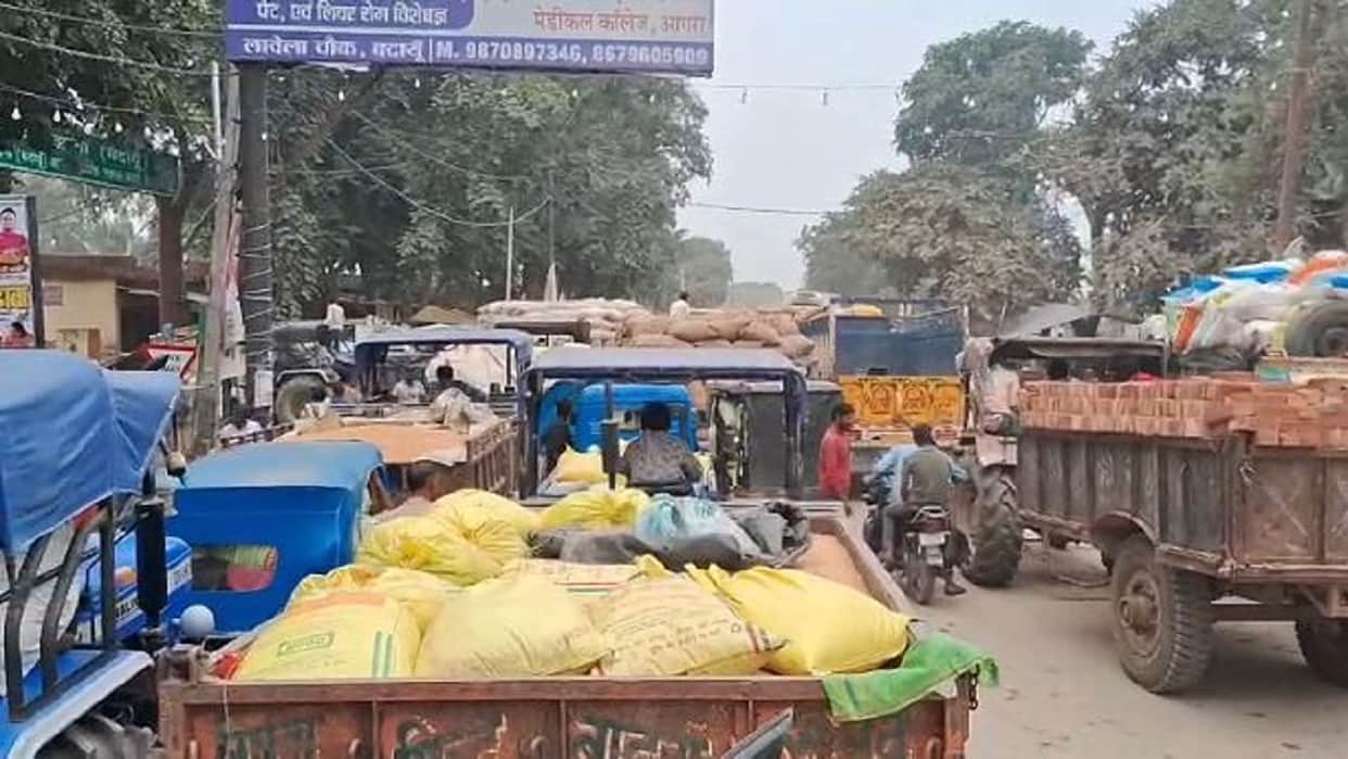 Arrival of paddy leads to a traffic jam on the Bareilly-Mathura highway near Ujhani Mandi