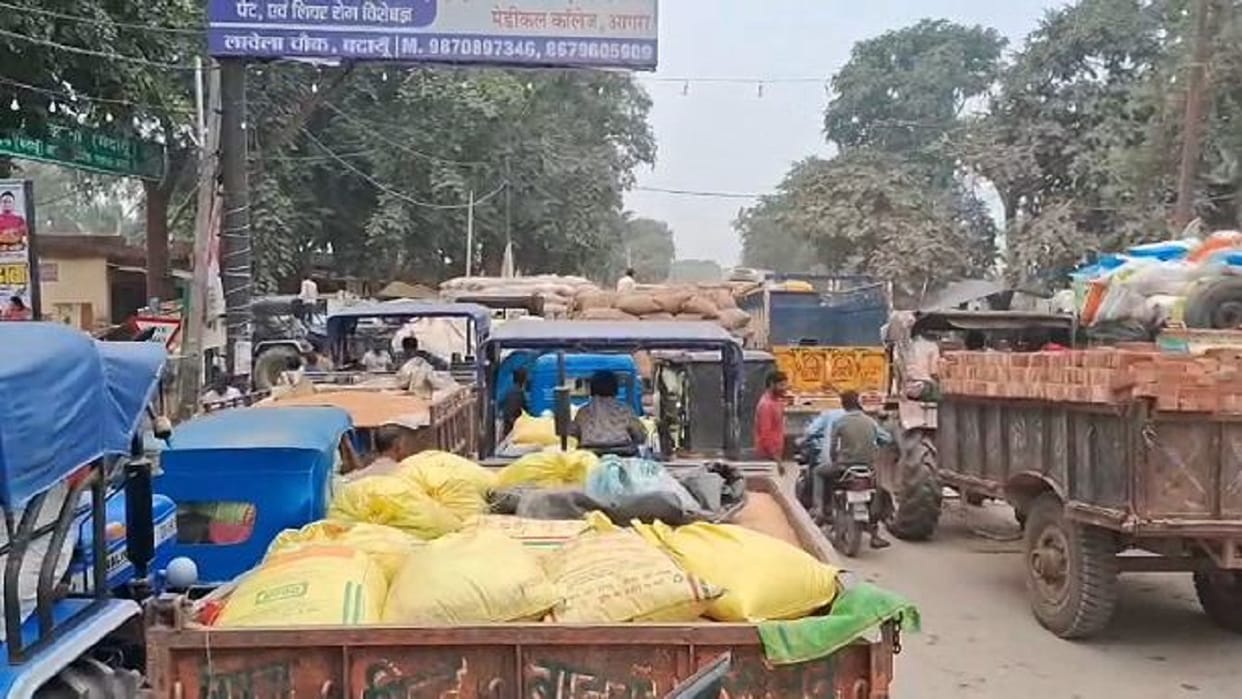 Arrival of paddy leads to a traffic jam on the Bareilly-Mathura highway near Ujhani Mandi