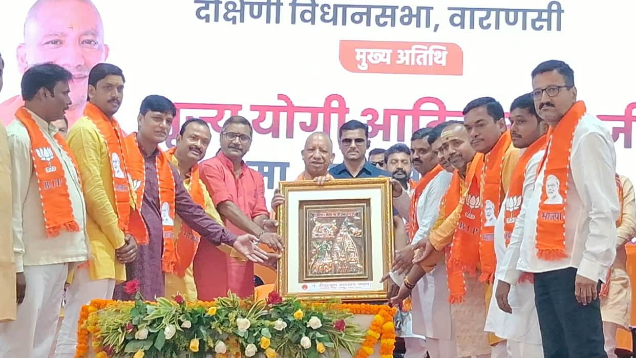 CM Yogi in Varanasi Participated in Swachhata Mitra felicitation ceremony