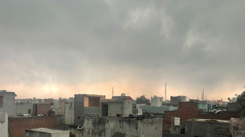 वेस्ट यूपी में मौसम: दूसरे दिन भी बदला रहा मौसम, तापमान में गिरावट, आंधी-बारिश और ओलावृष्टि से फसलों पर मार