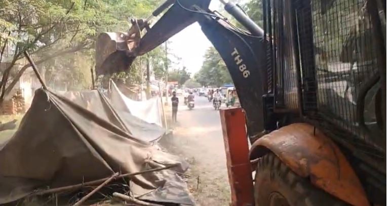 Agra Municipal Corporation Removes Encroachments Ahead of CM Visit