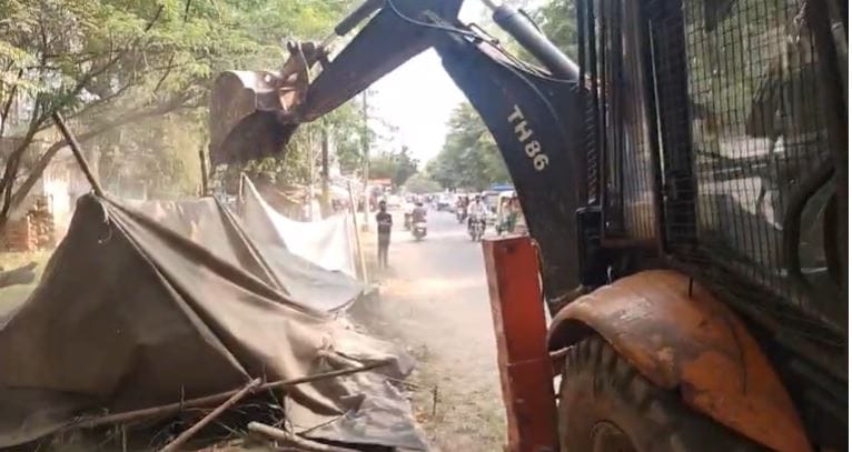Agra Municipal Corporation Removes Encroachments Ahead of CM Visit