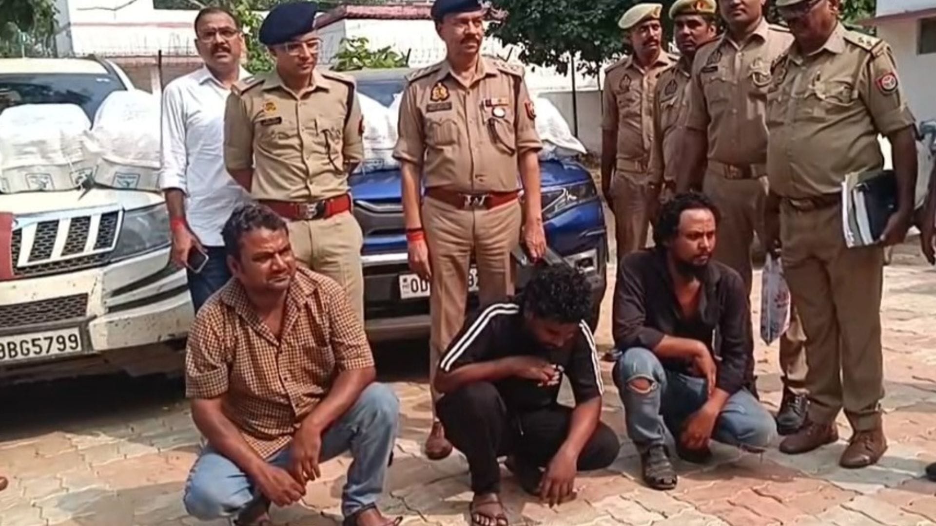 आरोपियों की जानकारी देती पुलिस।