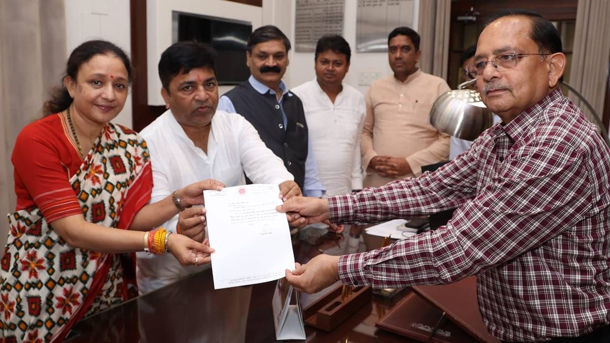 UP: Former MP Rajpal Saini leaves BJP to join SP; Akhilesh says several MLAs are also in line, and that he wil