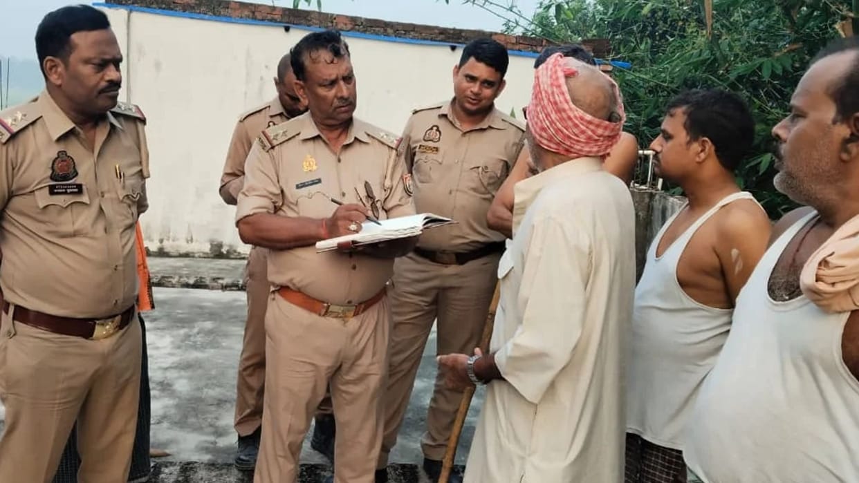Varanasi Thieves broke lock locked house and stole valuables made jewelry cash family resides Jamshedpur