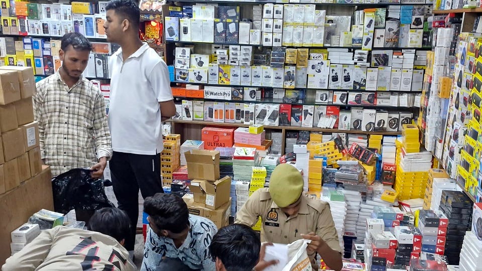 Saharanpur: Raid at Banerjee Market; counterfeit mobile phones and parts were being sold