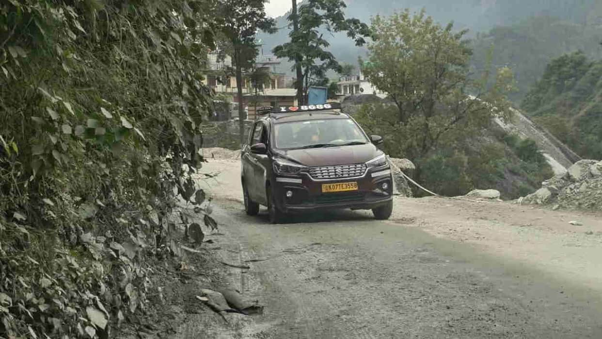 Badrinath highway in joshimath in poor condition land subsidence and narrow roads trouble pilgrims
