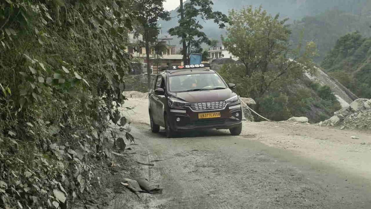 Badrinath highway in joshimath in poor condition land subsidence and narrow roads trouble pilgrims