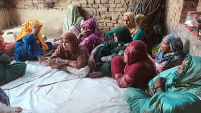 घर में बैठी गमजदा महिलाएं।