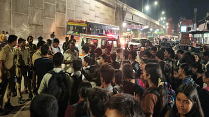 Fire breaks out in a moving bus; children's lives saved thanks to the alertness of a motorcyclist