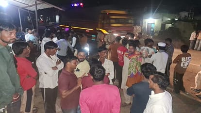 हत्या के बाद जमा भीड़।