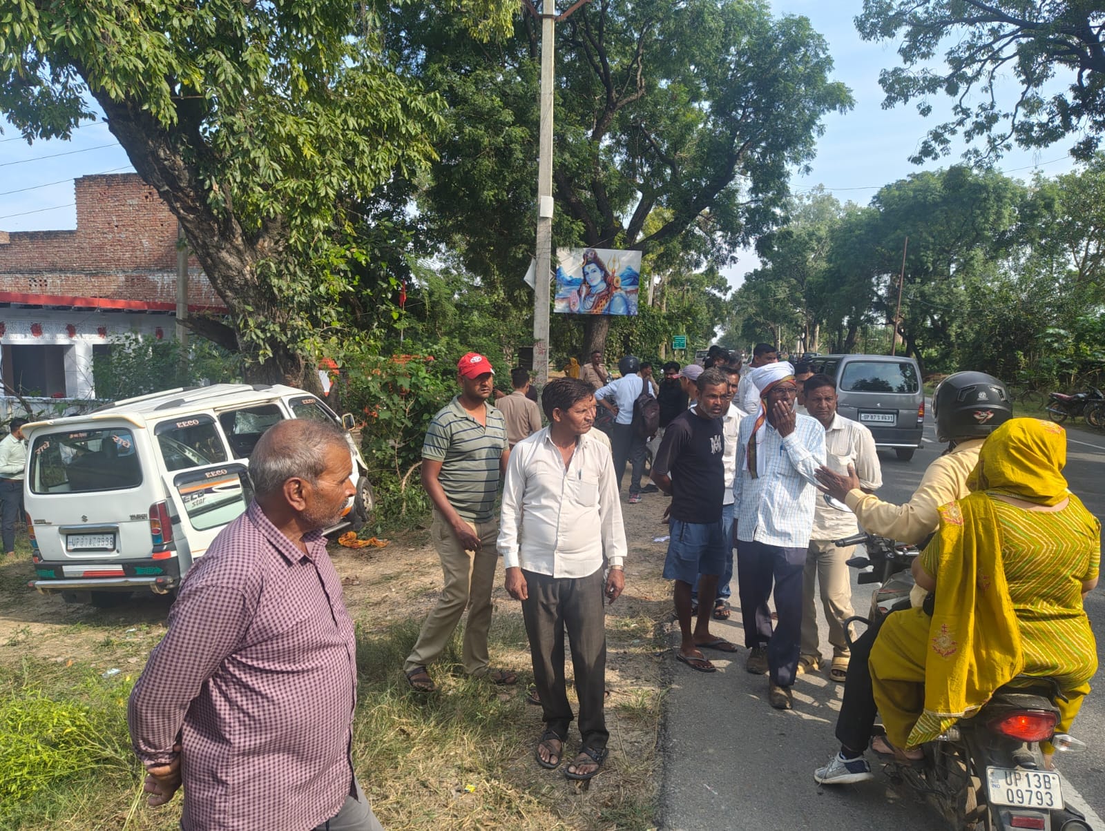 kasganj five killed eco car accident bulandshahr belone temple