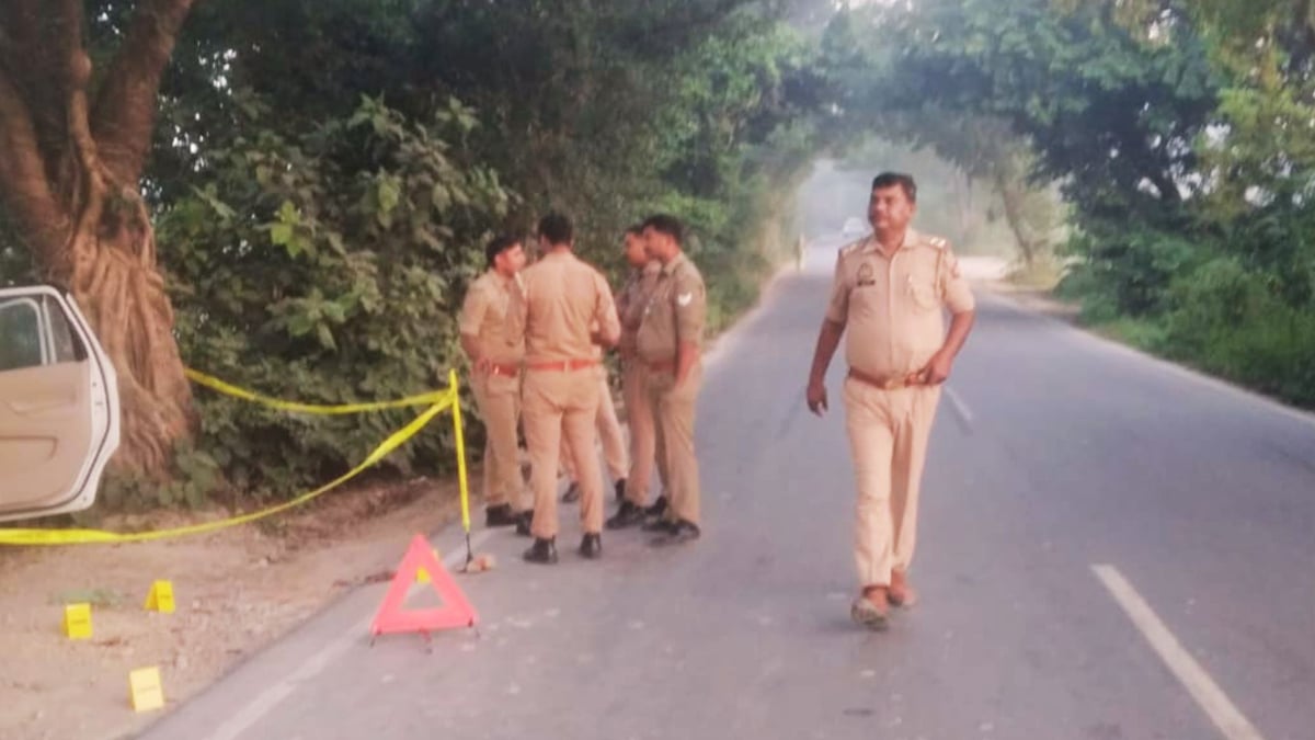 आजमगढ़: पुलिस मुठभेड़ में सराफा चोरी के दो आरोपी घायल, पैर में लगी गोली; बिना नंबर प्लेट की अर्टिगा कार बरामद