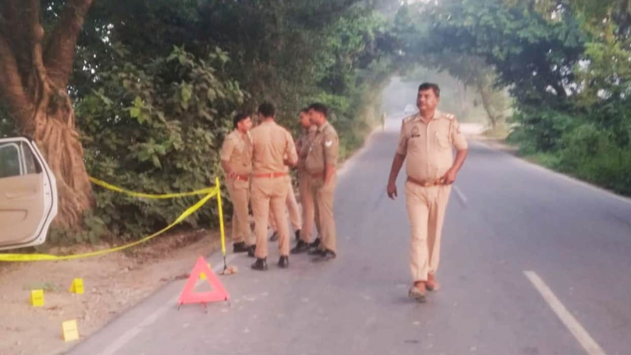 Azamgarh suspects jewelry store robbery injured police encounter sustained gunshot legs Ertiga car recovered