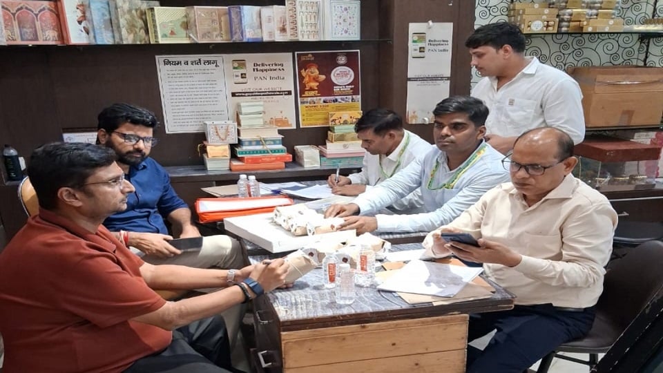 मिलावटखोरी के खिलाफ अभियान: खाद्य विभाग ने लिए मिठाई की दुकान और डेयरी से नमूने, जांच के लिए भेजे लैब