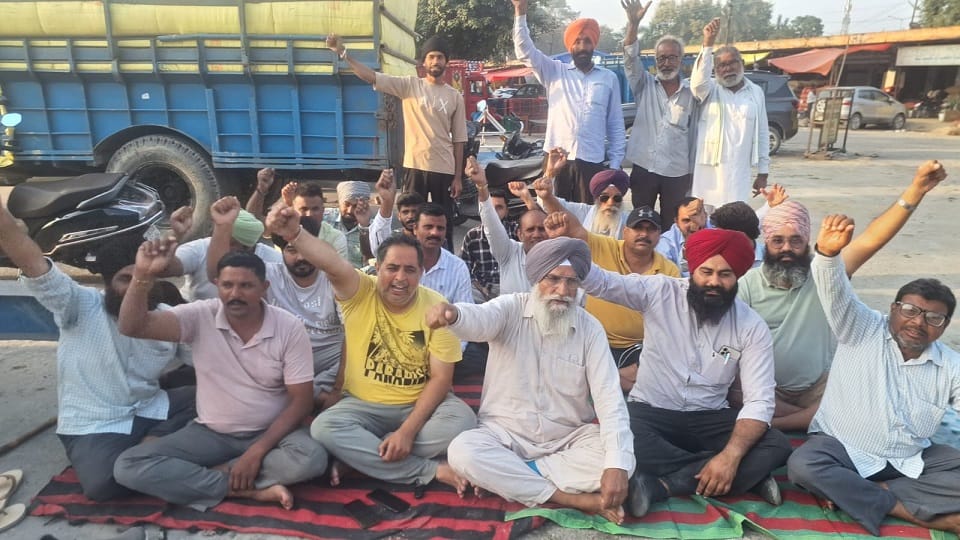 Farmers' anger erupted in Kichha Mandi