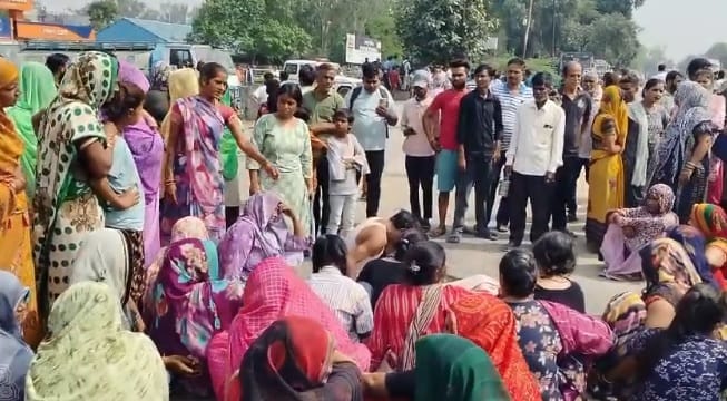 Kanpur Oil tanker runs over woman family members block road hour long commotion body sent for postmortem