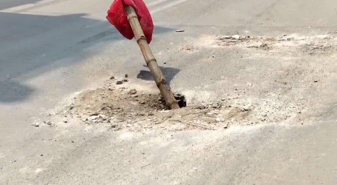 कानपुर: पी रोड पर बाल समाज स्कूल के सामने धंसी सड़क, नीचे से गुजर रहा है डॉट नाला, लोग बोले- जल्द हो मरम्मत