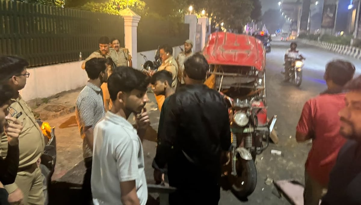 कानपुर: नगर आयुक्त के बंगले के बाहर हादसा, बेकाबू कार की टक्कर से पलटा ई-रिक्शा, मां-बेटे समेत तीन घायल