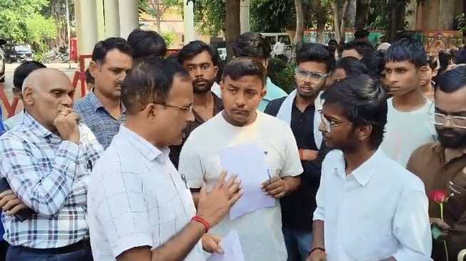 हमीरपुर: हाथों में गुलाब लेकर डीएम ऑफिस पहुंचे छात्र, प्रधानाचार्य पर लगाए गंभीर आरोप, निष्पक्ष जांच की मांग