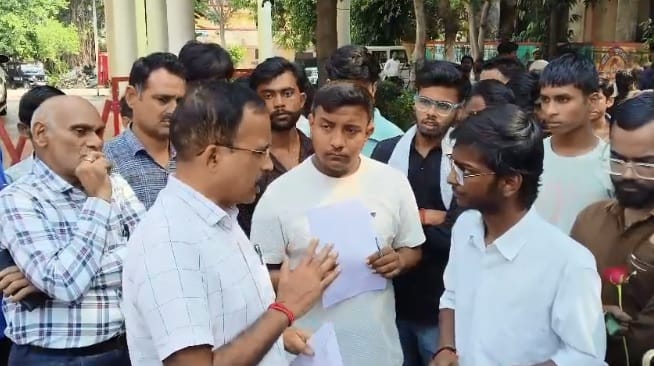 Hamirpur Students arrive at the DM office carrying roses level serious allegations against principal