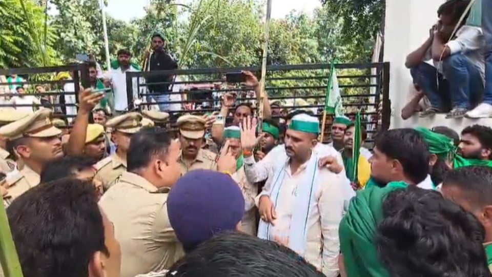 मेरठ: कलेक्ट्रेट में ट्रैक्टर ले जाने से रोका तो पुलिस से भिड़े किसान, नोकझोंक, महिला अधिकारी से बदसलूकी