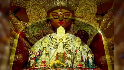 लुभा रही प्रतिमा।