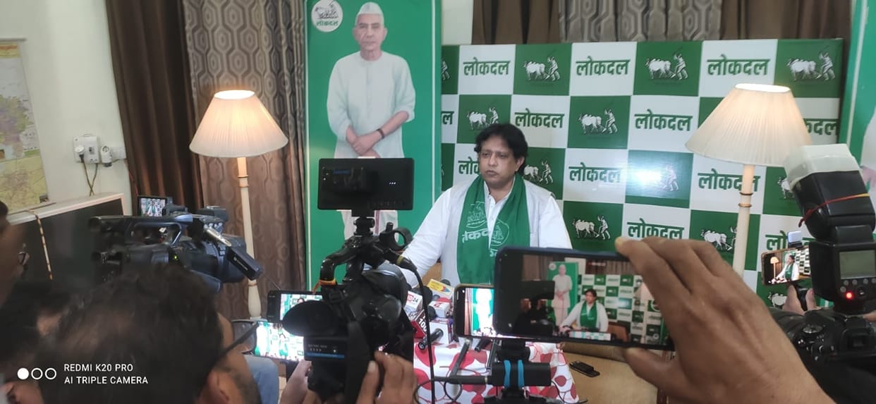 "The battle for the SIR will now be fought amidst the roar of farmers' tractors in Delhi."