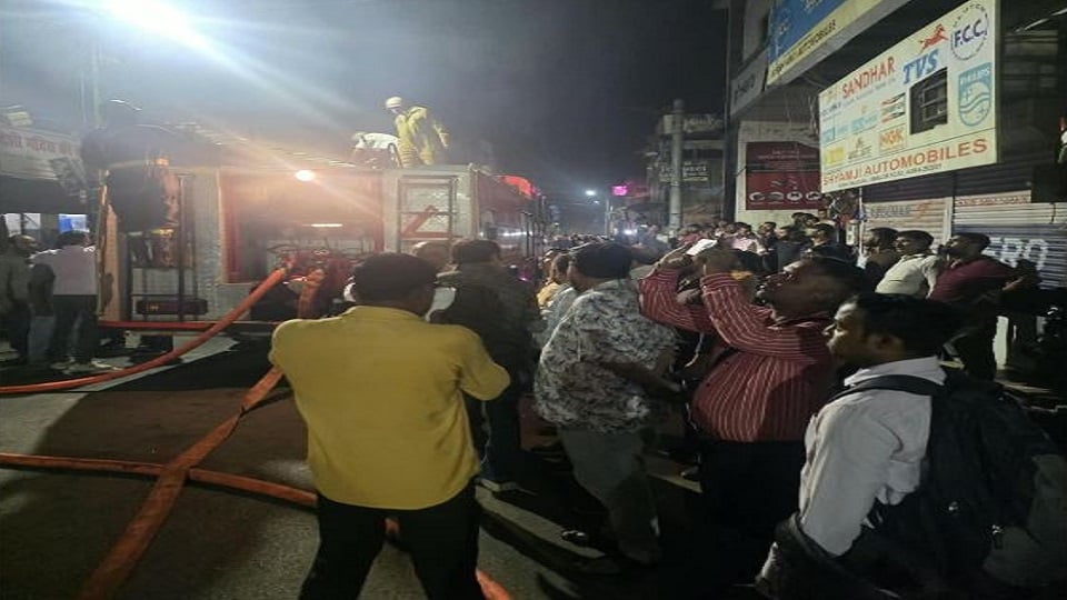 आगरा में ऑटो पार्ट्स की दुकान में लगी आग: बालूगंज बाजार में मची अफरातफरी, दमकल ने पाया लपटों पर काबू