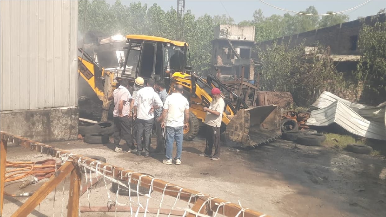 Fire breaks out at tyar factory in Balachaur, Yamunanagar: two people sustain burns