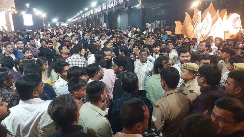 स्टेज पर नहीं पहुंचीं गायिका पलक मुच्छल: मथुरा में प्रशंसकों का फूटा आक्रोश, अग्रसेन मेले में किया हंगामा