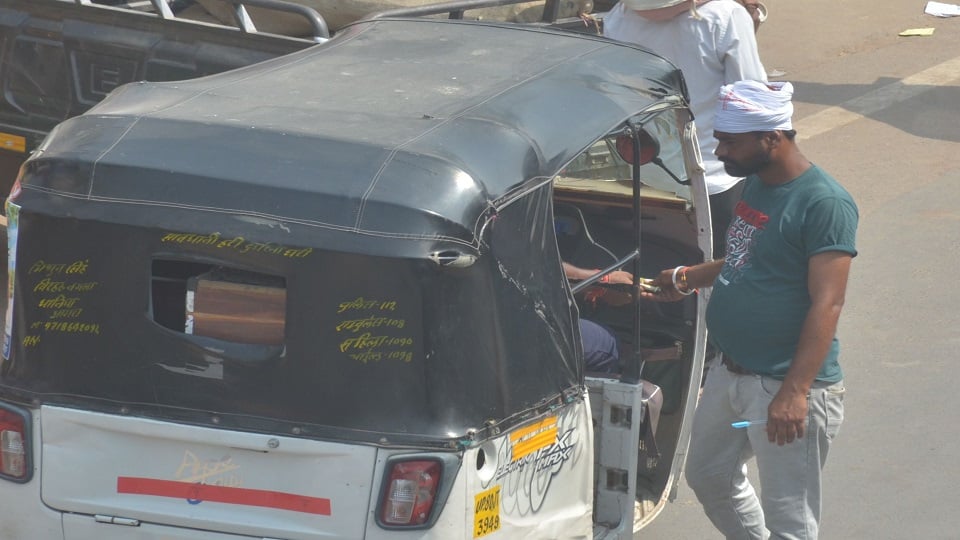 गजब: थाने के सामने वसूली का खेल, 30 रुपये में ऑटो और 1200 में बस; ऐसे मिल रही ट्रैफिक नियम तोड़ने की इजाजत