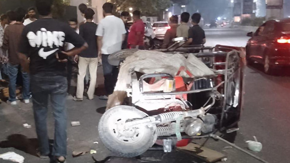 कानपुर: स्वरूपनगर में बेकाबू कार की टक्कर से ई-रिक्शा पलटा, तीन घायल, मची चीख-पुकार
